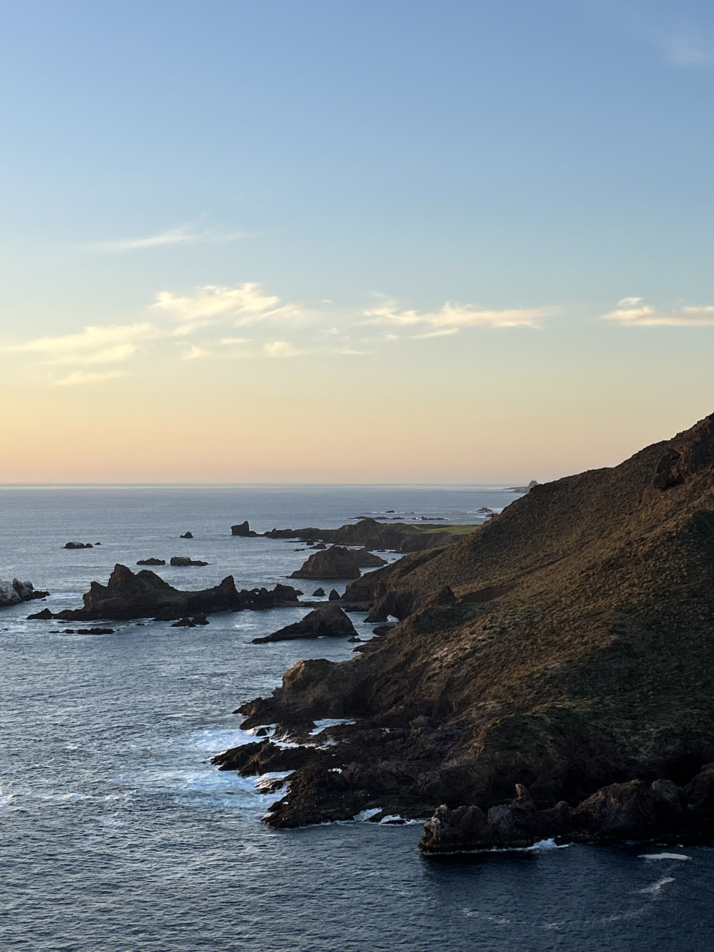 Costa rocosa de Punta Banda, al sur de Ensenada, bajo la capa marina